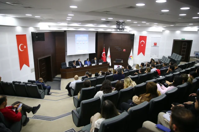 Adana'da 'Reel Sektör Şirketleri İçin Kur Riski Yönetimi ve Korunma' paneli düzenlendi