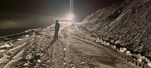 Muş'ta kar nedeniyle yolda mahsur kalanlar ekipler tarafından kurtarıldı