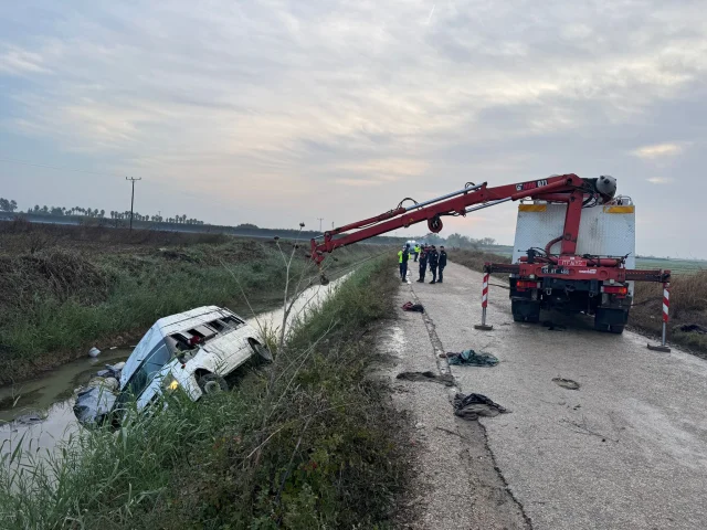 Adana'da Bir Minibüs Sulama Kanalına Devrildi