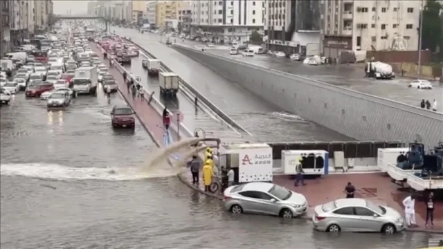 Suudi Arabistan'da şiddetli yağışlar sele yol açtı: Cidde'de sokaklar sular altında