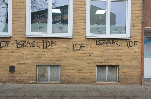 Almanya'da iki Türk camisine düzenlenen saldırıda duvarlara 'İsrail' ve 'IDF' yazıldı