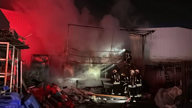 Kocaeli'de geri dönüşüm deposunda çıkan yangın söndürüldü