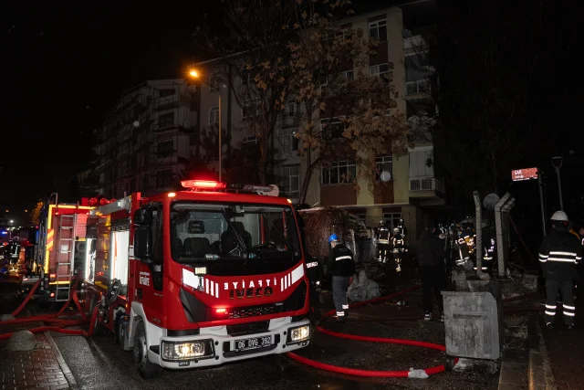 Ankara'da Hurdalıkta Yangın Çıktı: Alevler Apartmana Sıçradı