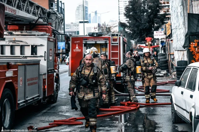 İzmir'in Kemalpaşa ilçesinde fabrikada çıkan yangın söndürüldü