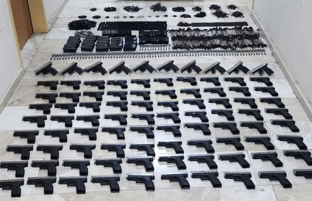 Polisin durdurduğu otomobilden çok sayıda silah ele geçirildi