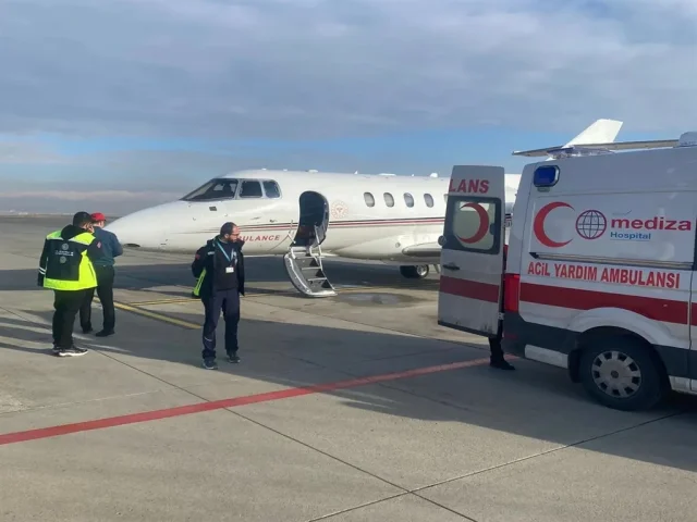 Ambulans uçakla bebek nakli: 4 günlük bebek kurtarıldı