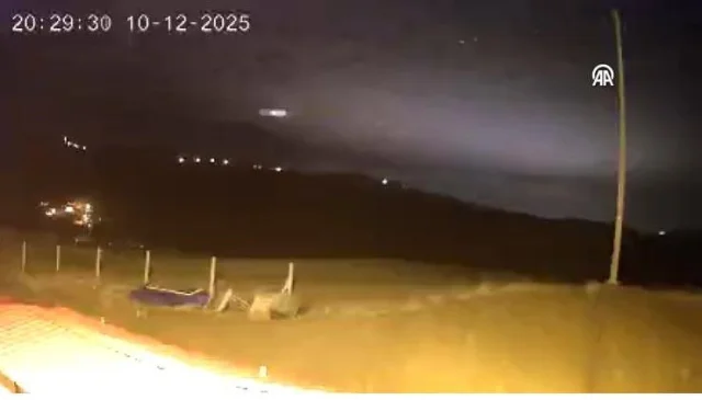 Elazığ'da görülen ışık hüzmesi kameraya yansıdı