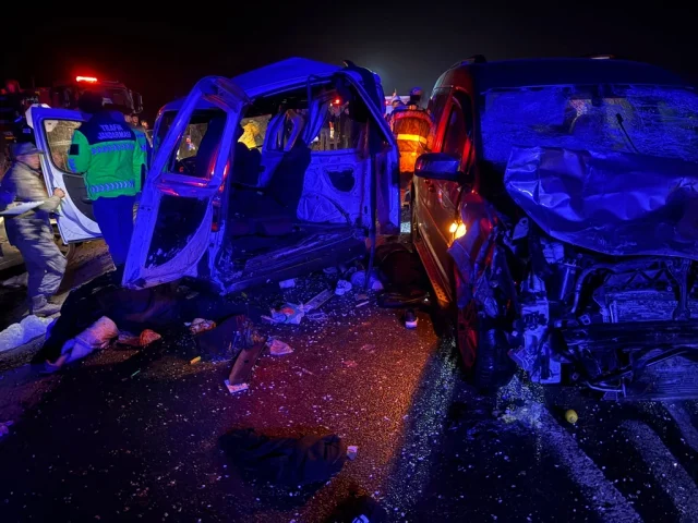 Mardin'de trafik kazası: Üç araç çarpıştı, 3 kişi öldü