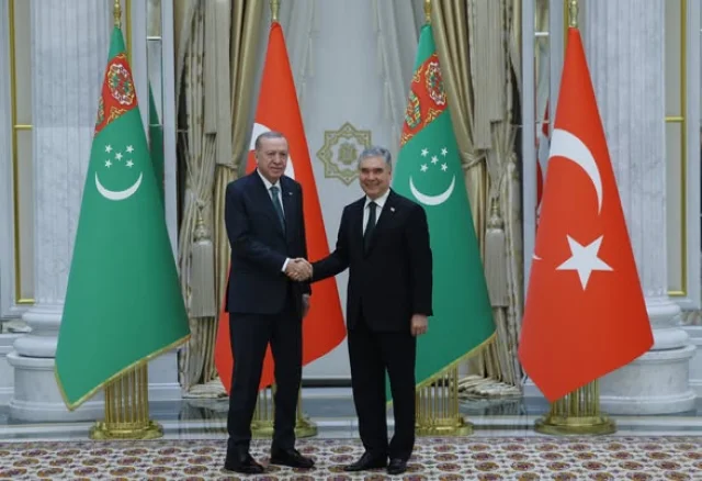 Cumhurbaşkanı Erdoğan, Türkmenistan'da Tarafsızlık Anıtı'na çelenk koyma törenine katıldı