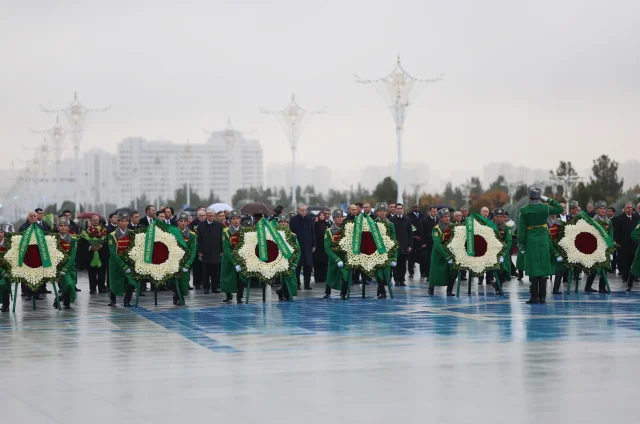 Cumhurbaşkanı Erdoğan, Türkmenistan'da Tarafsızlık Anıtı'na çelenk koyma törenine katıldı