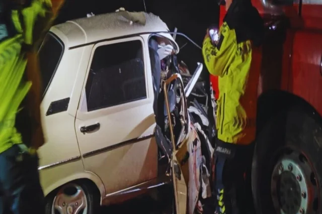 Kahramanmaraş'ta TIR ile otomobil kafa kafaya çarpıştı! Can kaybı var