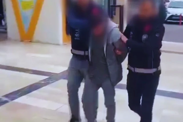 İhbara gelen polisin parmağını ısırarak koparmaya çalıştı!