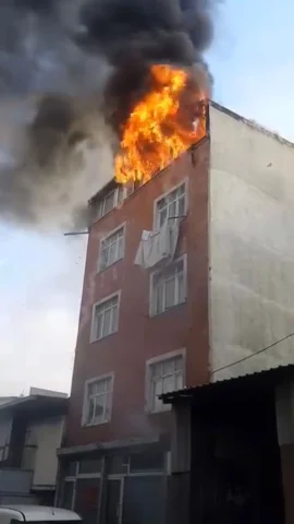 Sultangazi'de 4 Katlı Binanın Çatı Katı Alev Alev Yandı