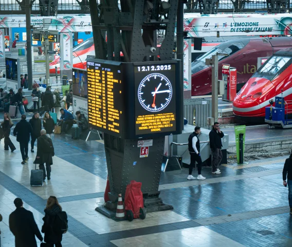İtalya'da ülke genelindeki grev sebebiyle tren seferleri aksadı