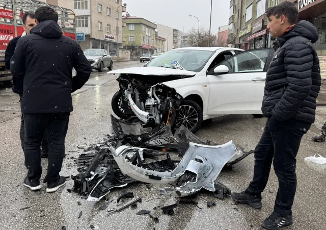 Erzurum'da İki Otomobil Çarpıştı: 4 Kişi Yaralandı
