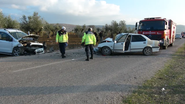 Kilis'te otomobil ile hafif ticari araç kafa kafaya çarpıştı