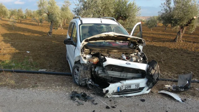 Kilis'te otomobil ile hafif ticari araç kafa kafaya çarpıştı