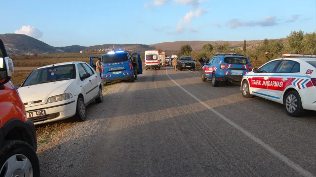 Kilis'te otomobil ile hafif ticari araç kafa kafaya çarpıştı