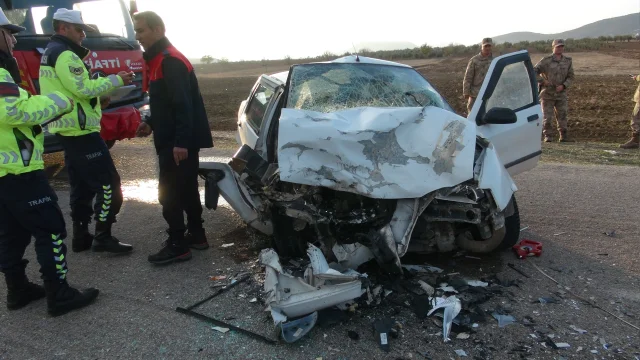 Kilis'te otomobil ile hafif ticari araç kafa kafaya çarpıştı