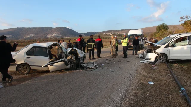 Kilis'te otomobil ile hafif ticari araç kafa kafaya çarpıştı