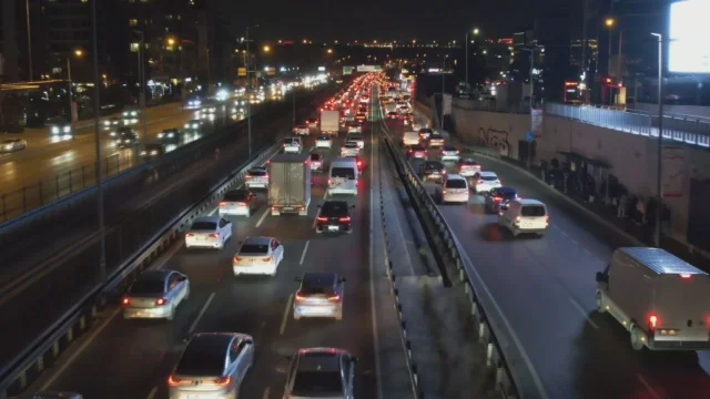 İstanbul'da akşam saatlerinde trafik yoğunluğu arttı