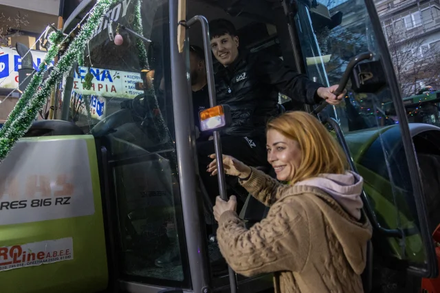 Yunan çiftçiler Larisa'da milletvekili bürolarının önünde protesto düzenledi