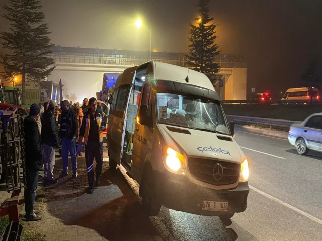 Eskişehir'de servis kazası: TIR'ın çarptığı minibüste 9 yaralı