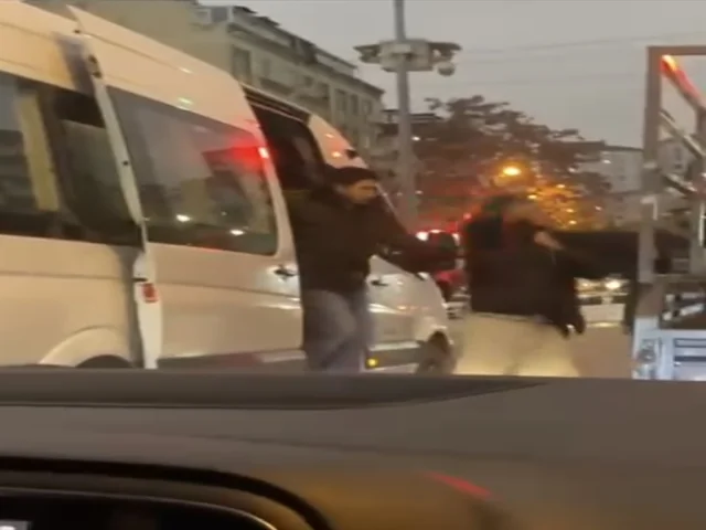 Ümraniye'de Servis Şoförünün Kağıt Toplayıcıya Saldırısı Kameraya Yansıdı