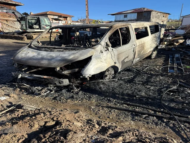 Ankara'da 4 aracın kundaklanması kameraya yansıdı