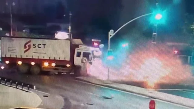 Otomobil Kamyona Çarpıp Alev Aldı, 1 Kişi Hayatını Kaybetti