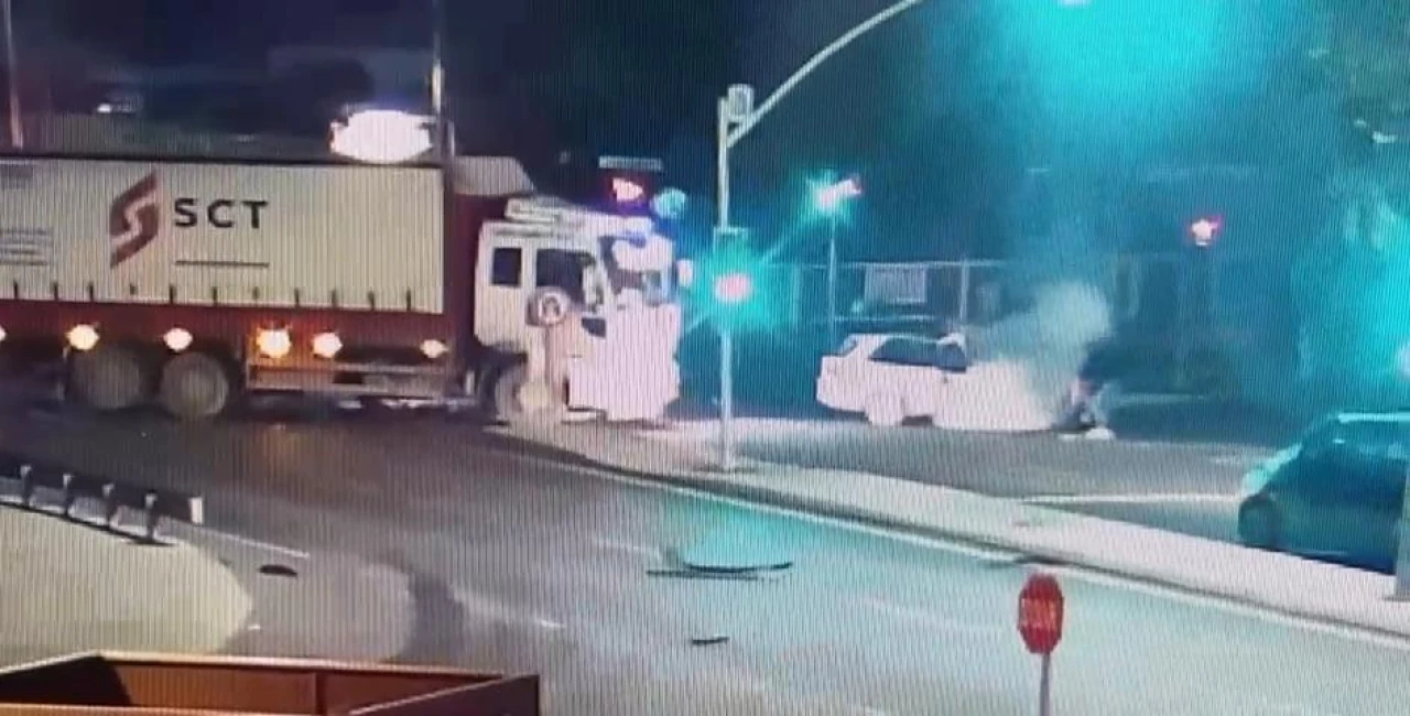 Otomobil Kamyona Çarpıp Alev Aldı, 1 Kişi Hayatını Kaybetti