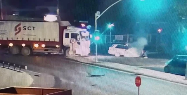 Otomobil Kamyona Çarpıp Alev Aldı, 1 Kişi Hayatını Kaybetti