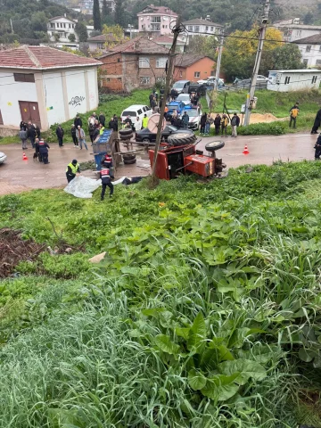 Devrilen traktörün altında kalan sürücü hayatını kaybetti