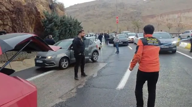 Mardin'de Otobüse Çarpan Otomobil Alev Aldı