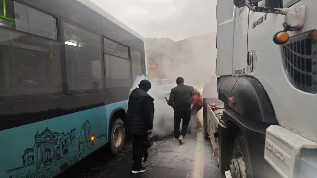 Mardin'de Otobüse Çarpan Otomobil Alev Aldı