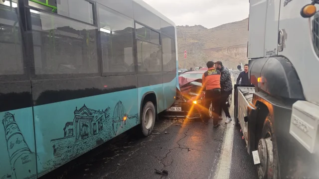 Mardin'de Otobüse Çarpan Otomobil Alev Aldı