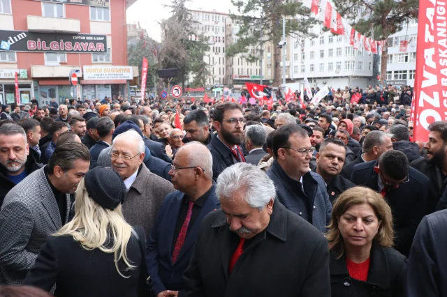 Özgür Özel Kayseri'de konuştu: CHP baba ocağıdır