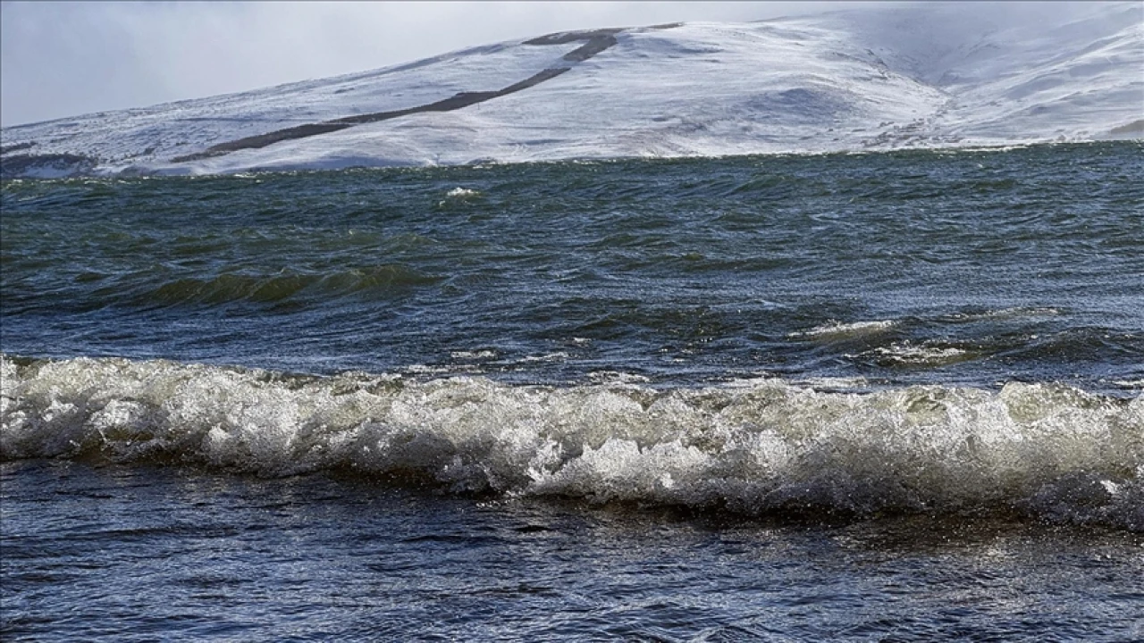 Çıldır Gölü'nün donan kıyıları dalgalarla çözüldü