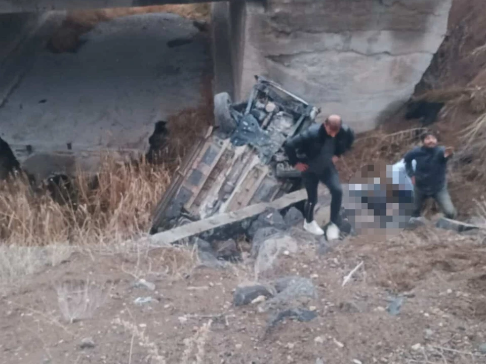 Sivas'da trafik kazası: Kangal'da menfeze devrilen otomobil