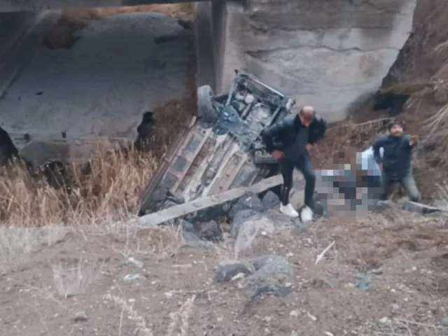 Sivas'da trafik kazası: Kangal'da menfeze devrilen otomobil