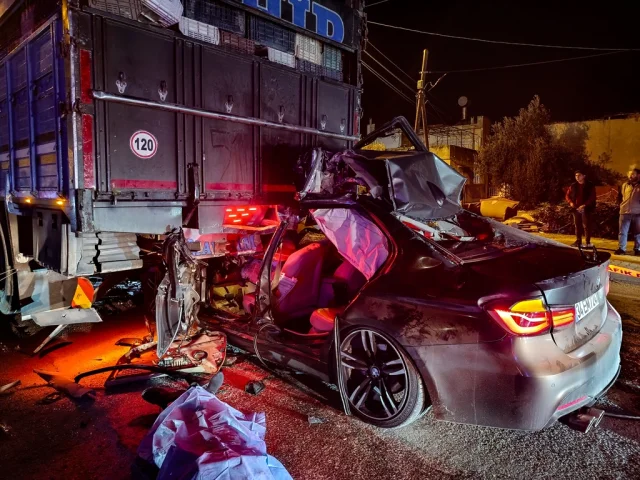 Adana'da kamyona çarpan otomobil kazası: 1 ölü