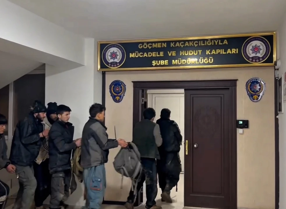 Ağrı Dağı kırsalında 11 düzensiz göçmen ve 3 göçmen kaçakçısı yakalandı