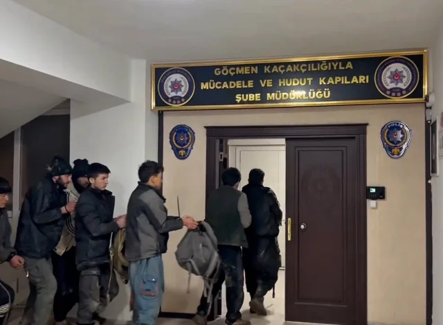 Ağrı Dağı kırsalında 11 düzensiz göçmen ve 3 göçmen kaçakçısı yakalandı