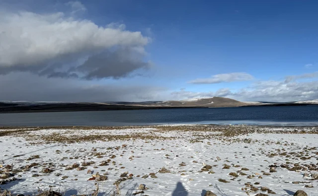 Ardahan'da Aktaş Gölü çevresi kar yağışıyla beyaza büründü