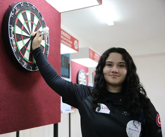 Dünya şampiyonu Zehra Gemi, dart sporunda yeni zaferler için hazırlanıyor