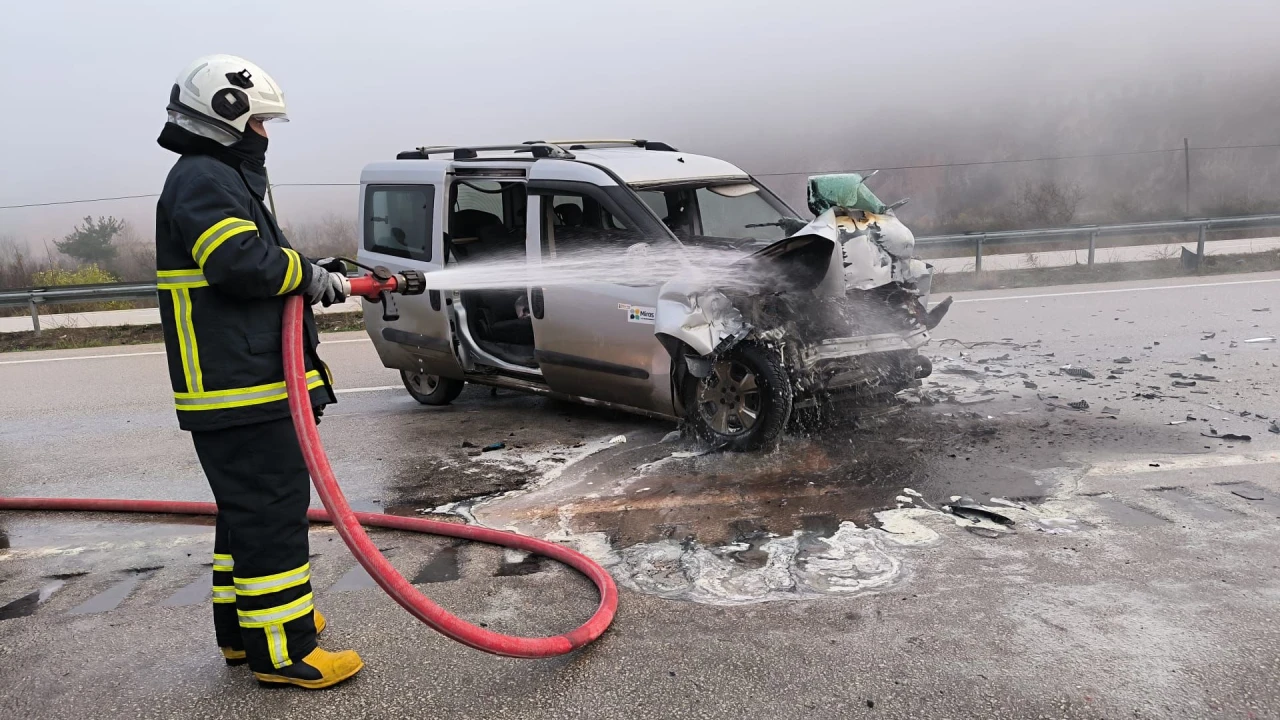Tokat'ta hafif ticari araç ile tırın çarpıştığı kazada 4 kişi yaralandı