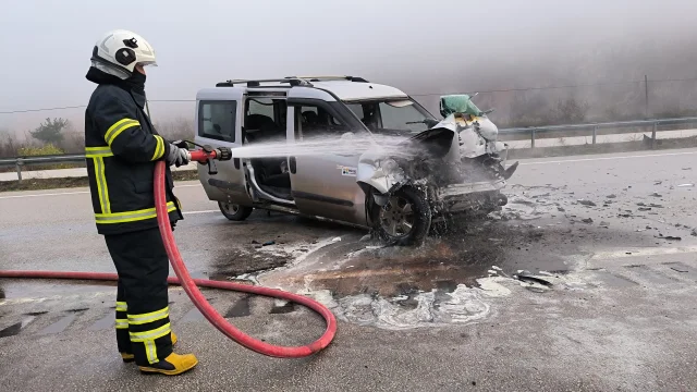 Tokat'ta hafif ticari araç ile tırın çarpıştığı kazada 4 kişi yaralandı