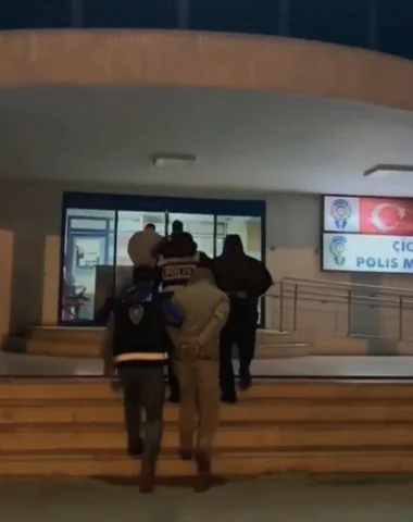 İzmir Çiğli'de 3 Ayrı Adrese Uyuşturucu Operasyonu