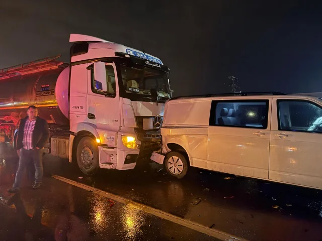 Sakarya'da D-650 Kara Yolunda Zincirleme Kaza