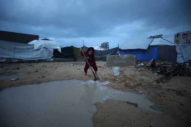 Gazze'de Fırtına ve Sağanak Şartları Daha da Ağırlaştırıyor